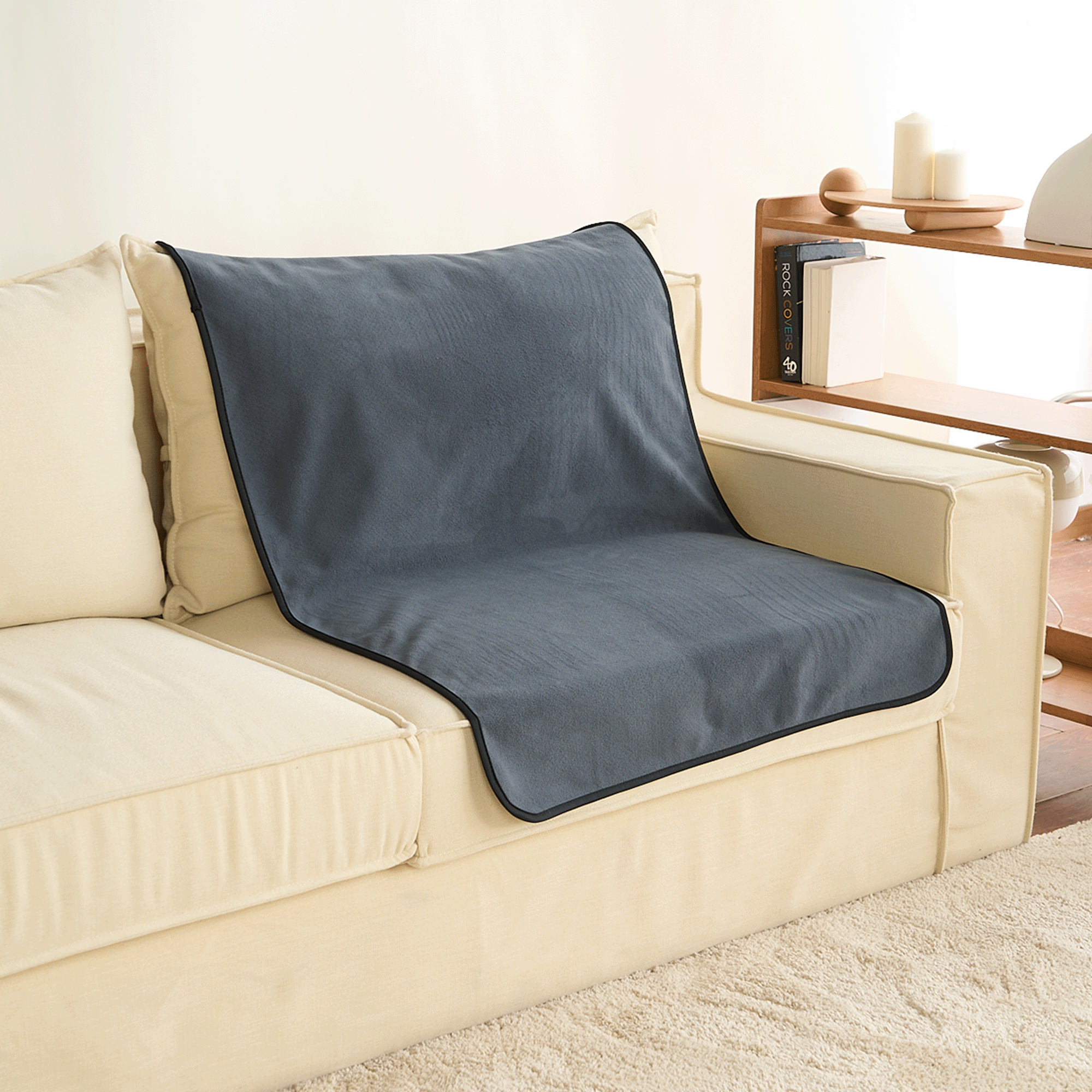Graue Haustierdecke auf cremefarbenem Sofa, waschbar, rutschfest, ideal für Tierhaare.