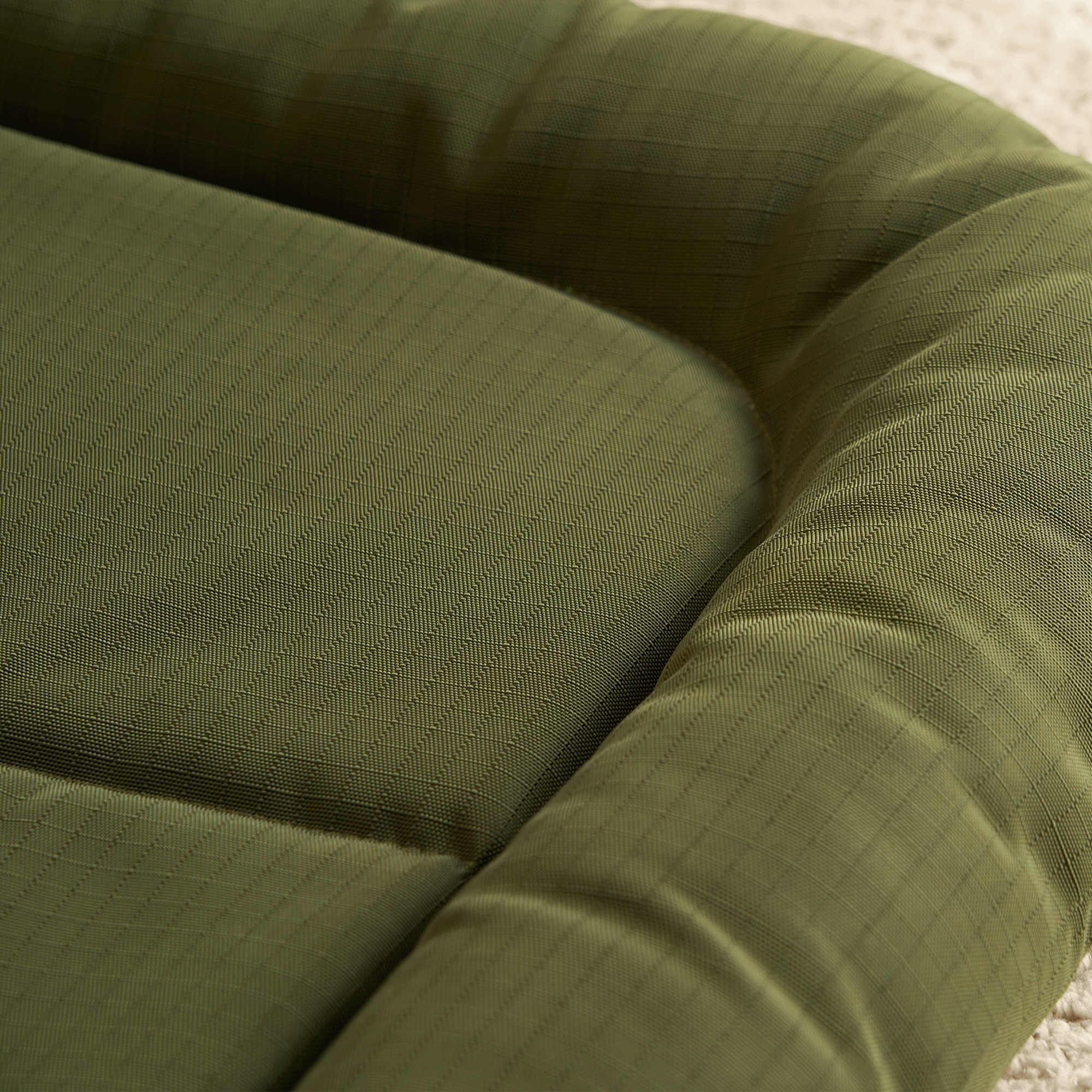 Grünes wasserdichtes Hundebett aus robustem Material, ideal für Haustiere.