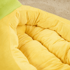 Gelbes Bananen-Sofa-Haustierbett aus Plüsch, gemütlich, für Hunde und Katzen geeignet.