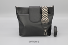 Schwarze Ledertasche mit verstellbarem, gemustertem Schultergurt. Stilvolle Handtasche für Damen, ideal für Alltag und Büro.