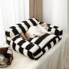 Schwarz-weiß gestreiftes Haustiersofa aus Kunstlammwolle mit Katze, bequemes Tierbett.
