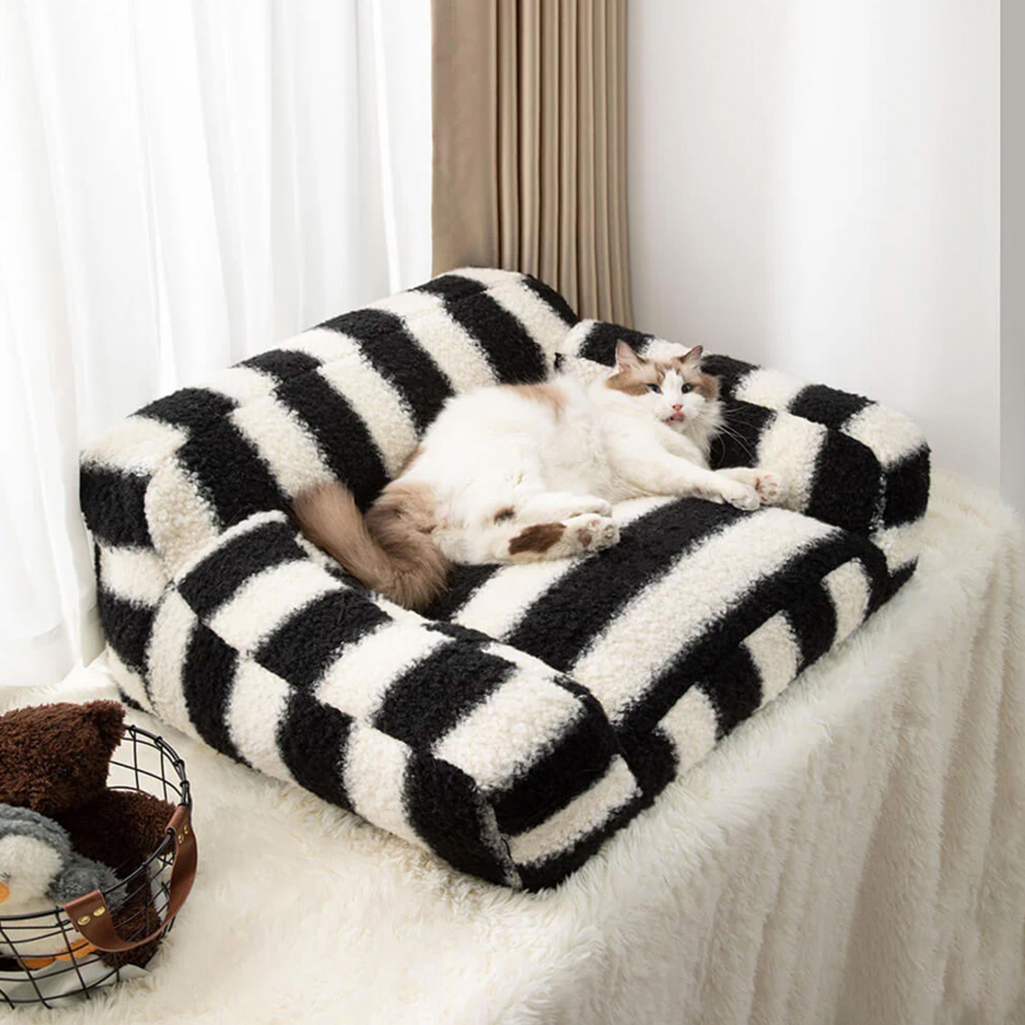 Schwarz-weiß gestreiftes Haustiersofa aus Kunstlammwolle mit Katze, bequemes Tierbett.