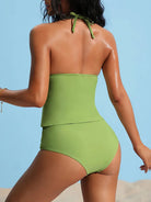 Grüner Badeanzug für Damen, rückenfrei, mit hohem Bund. Perfekt für Strandmode, Sommerurlaub und stilvolle Bademode.