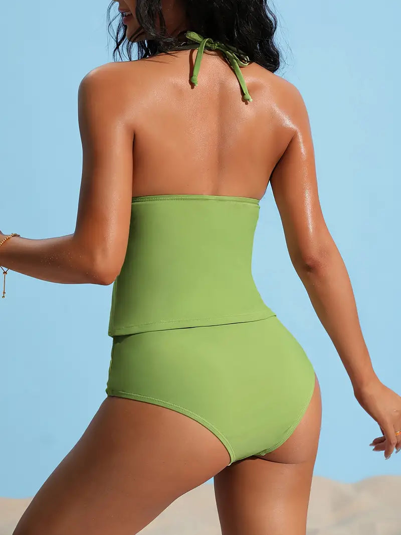 Grüner Badeanzug für Damen, rückenfrei, mit hohem Bund. Perfekt für Strandmode, Sommerurlaub und stilvolle Bademode.