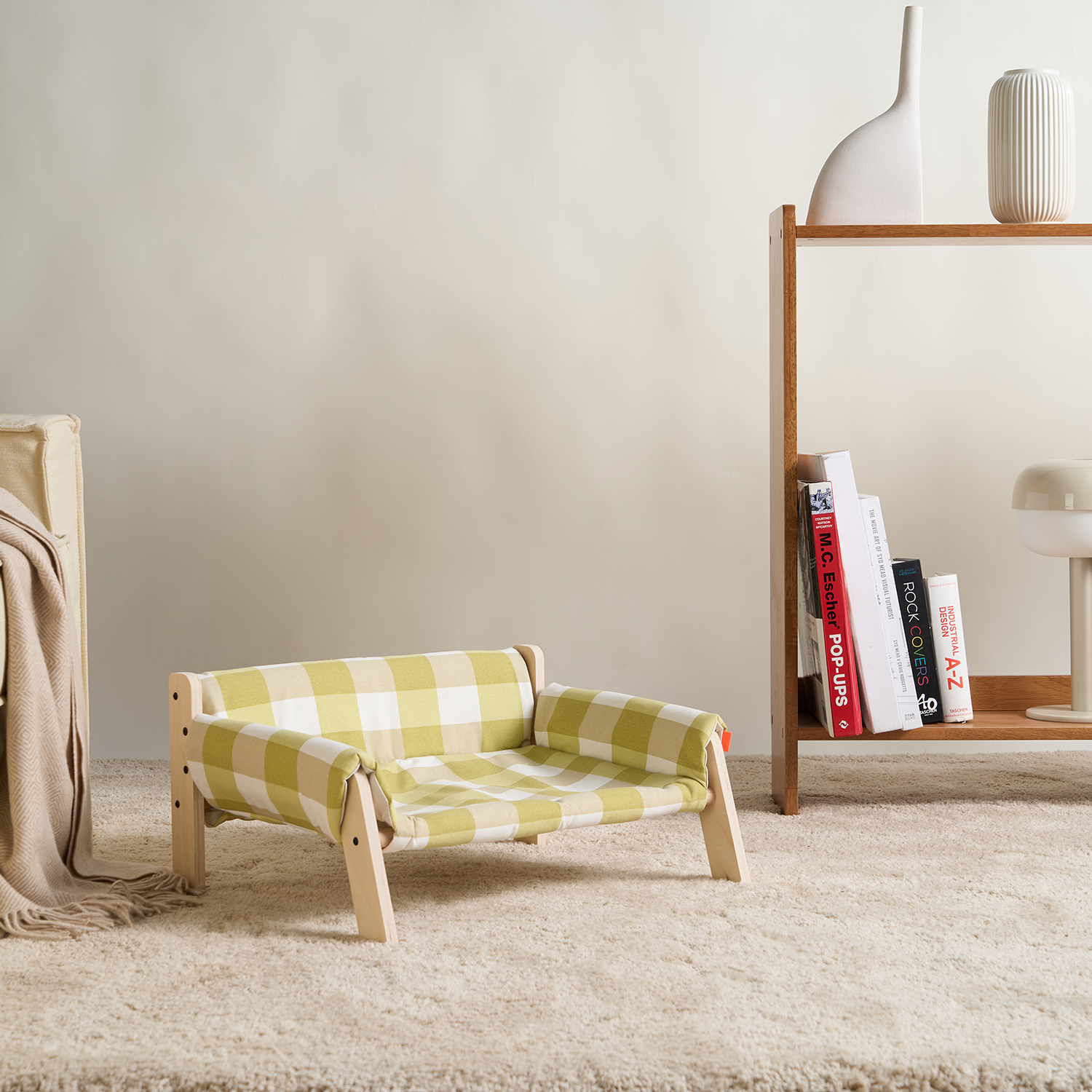 Grün-weiß karierter Haustier-Lounger aus Holz, modern, bequem, stilvolles Design.