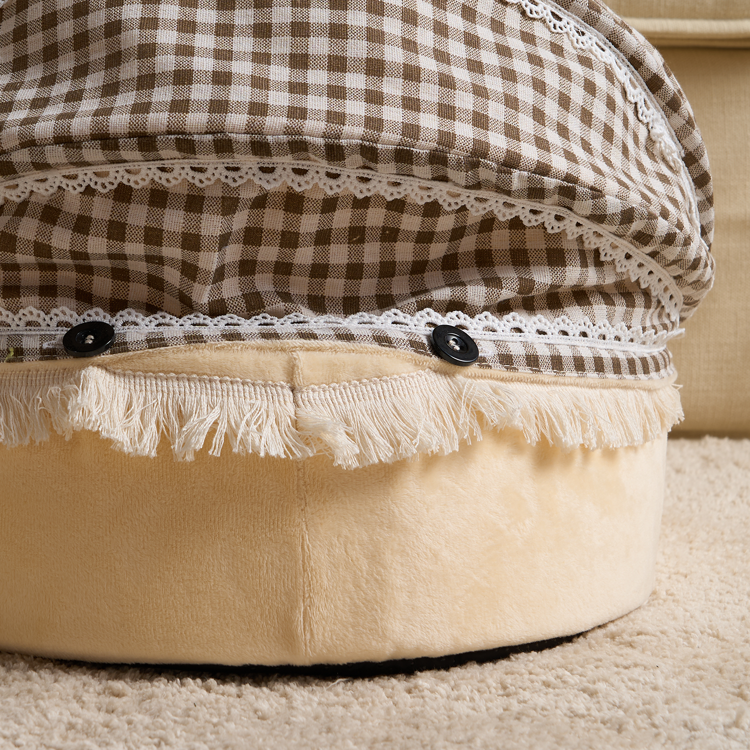 Katzenbett mit kariertem Stoff, Spitze und Knöpfen, gemütlich, beige, für Haustiere.