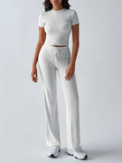 Damen-Loungewear-Set in Grau, bestehend aus kurzärmligem Crop-Top und weiten Hosen. Bequem, modisch, ideal für Freizeit und Entspannung.