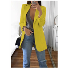 Damenmode: Gelber Blazer, lässig kombiniert mit grauem Top und blauen Jeans. Trendige Outfits, stilvolle Freizeitkleidung, modische Jacken.