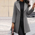 Eleganter grauer Damenmantel mit Knopfleiste, ideal für Herbst und Winter. Modischer Look, hochwertiges Material, perfekt für stilvolle Outfits.