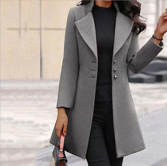 Eleganter grauer Damenmantel mit Knopfleiste, ideal für Herbst und Winter. Modischer Look, hochwertiges Material, perfekt für stilvolle Outfits.