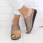 Damen-Sandalen in Beige mit Keilabsatz, bequemem Fußbett und offenem Zehenbereich. Perfekt für Sommermode und lässige Outfits.