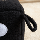 Schwarzes Würfel-Haustierbett aus Plüsch, modernes Design, gemütlich und stilvoll für Katzen und Hunde.