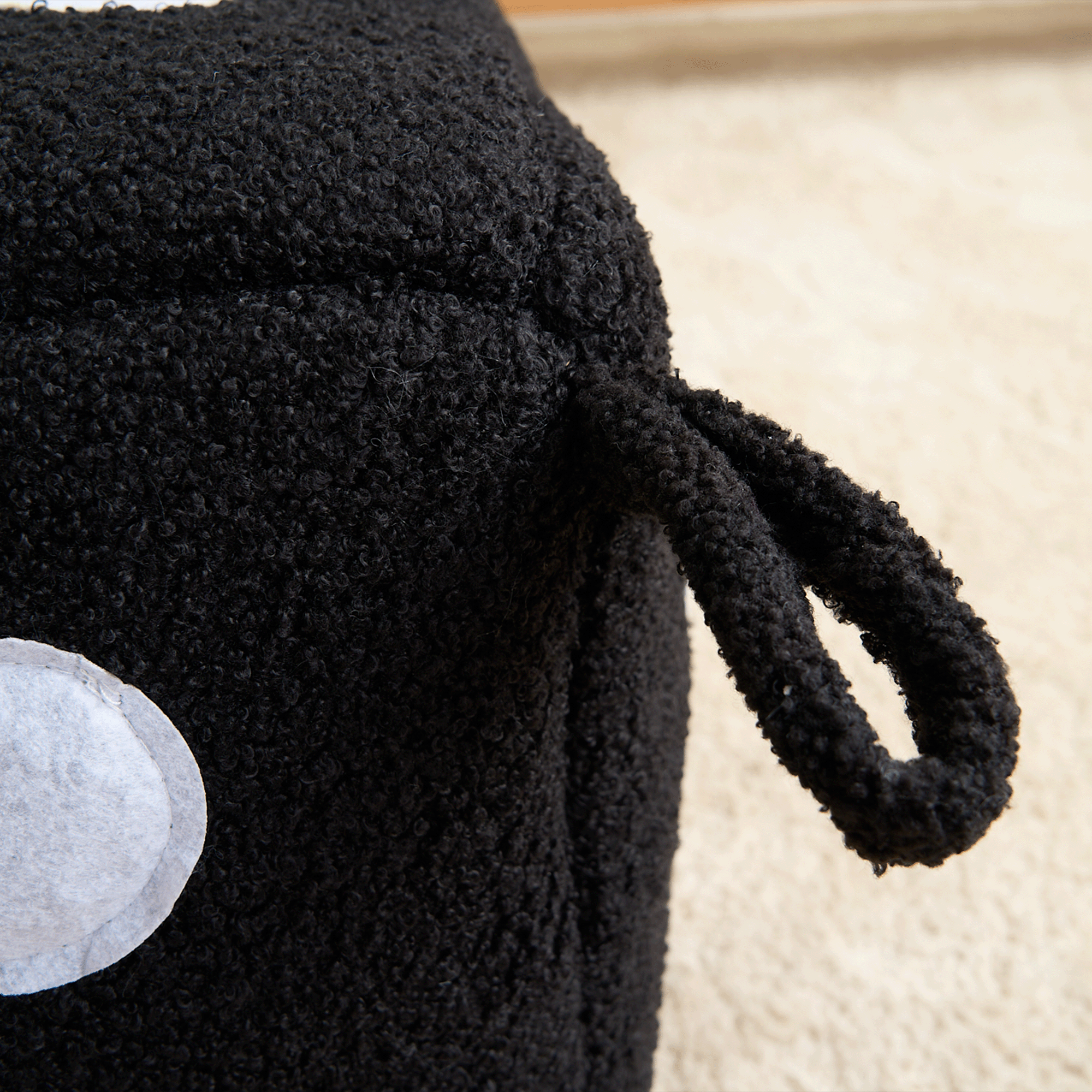 Schwarzes Würfel-Haustierbett aus Plüsch, modernes Design, gemütlich und stilvoll für Katzen und Hunde.