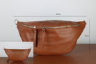 Braune Leder-Bauchtasche mit Reißverschluss, 40 cm breit, 18 cm hoch. Praktisch und stilvoll für Reisen und Alltag. Hochwertiges Accessoire.