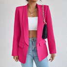 Damen Blazer pink, elegant und modern, kombiniert mit weißem Top und blauer Jeans. Perfekt für stilvolle Outfits und modische Anlässe.