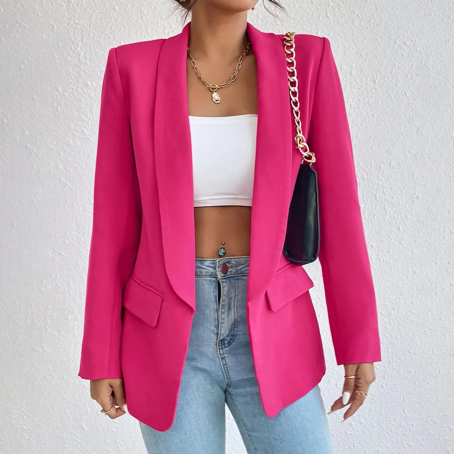 Damen Blazer pink, elegant und modern, kombiniert mit weißem Top und blauer Jeans. Perfekt für stilvolle Outfits und modische Anlässe.