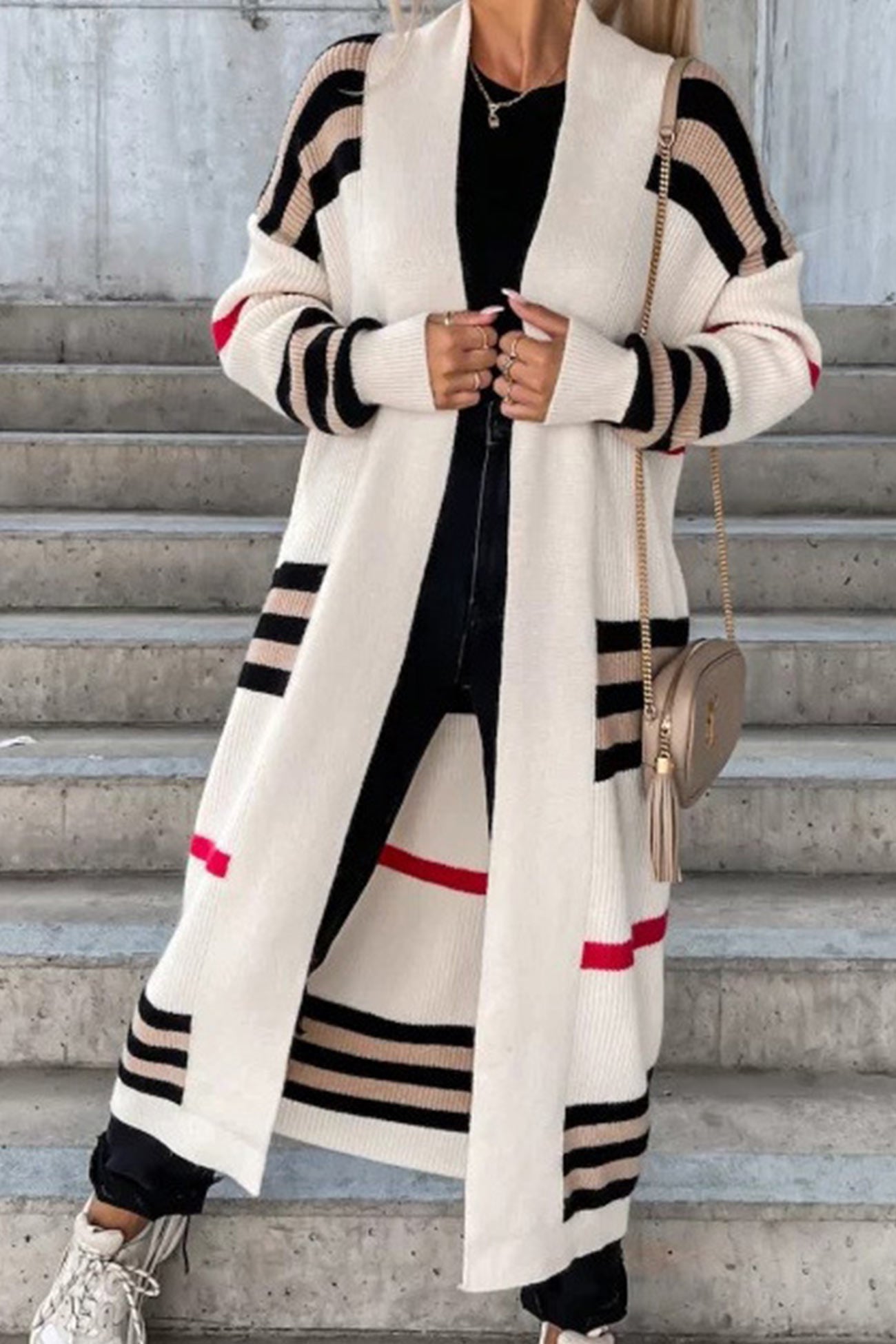 Damen-Cardigan mit Streifenmuster, lang und offen, in Beige, Schwarz und Rot. Perfekt für Herbstmode, lässiger Look, trendige Strickjacke.