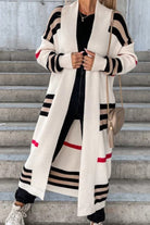 Damen-Cardigan mit Streifenmuster, lang und offen, in Beige, Schwarz und Rot. Perfekt für Herbstmode, lässiger Look, trendige Strickjacke.