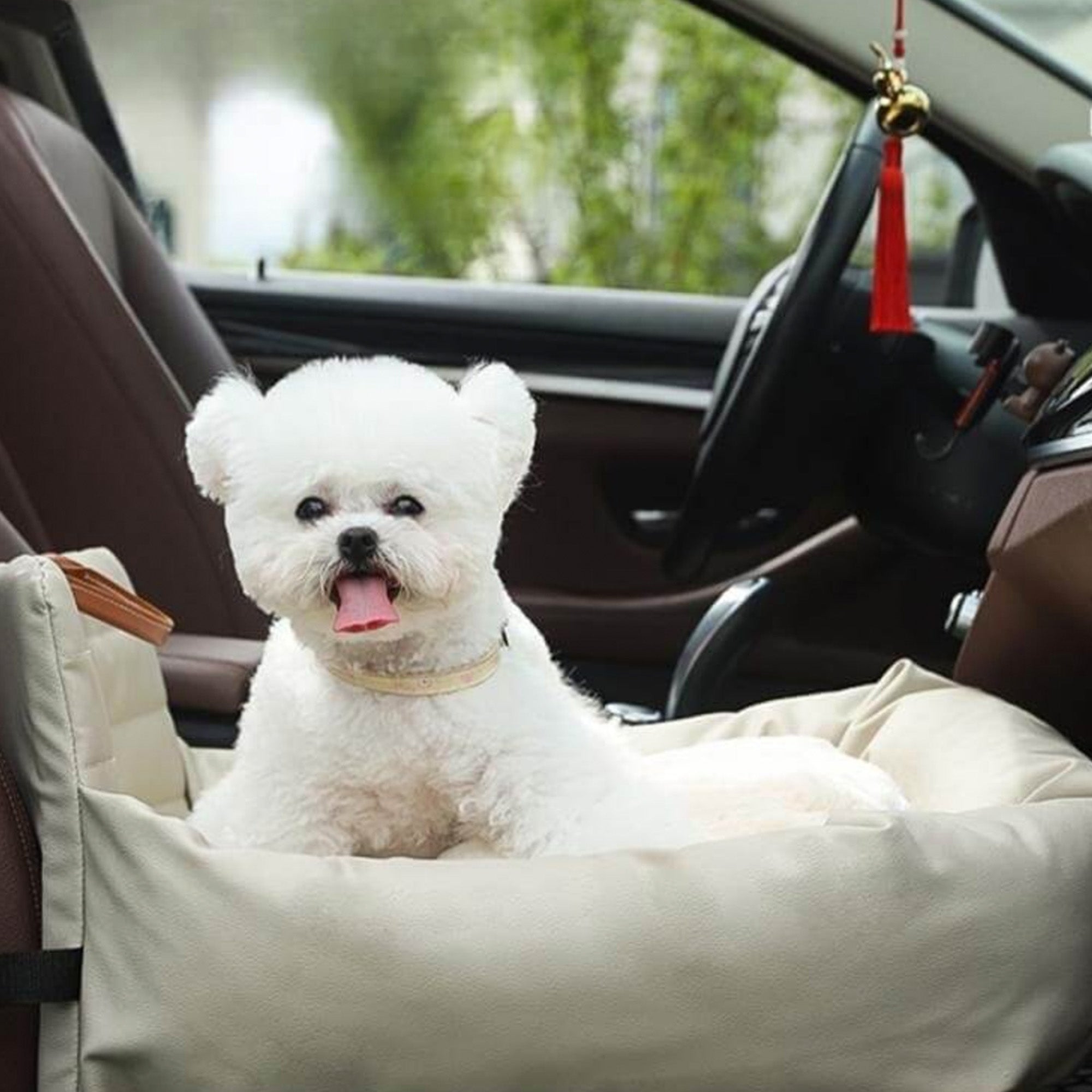 Weißer Hund in wasserdichtem Kunstleder-Autositz für Hunde im Auto.
