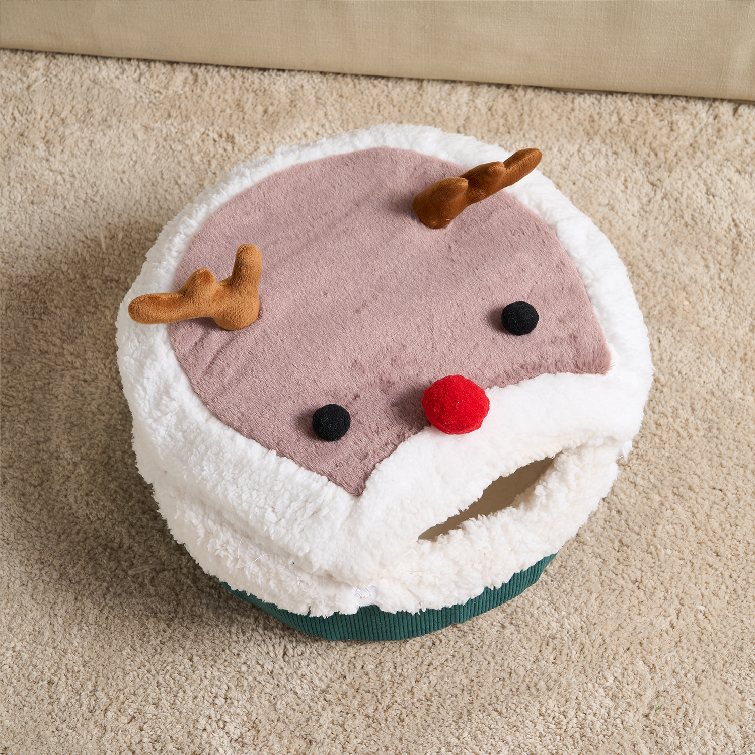 Rentier-Katzenversteck aus Plüsch, beige-weiß, gemütliches Haustierbett, weihnachtliches Design.