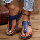 Blaue Damen-Sandalen aus Leder mit Zehentrenner, ideal für Sommermode. Bequeme, stilvolle Schuhe für Freizeit und Strand.