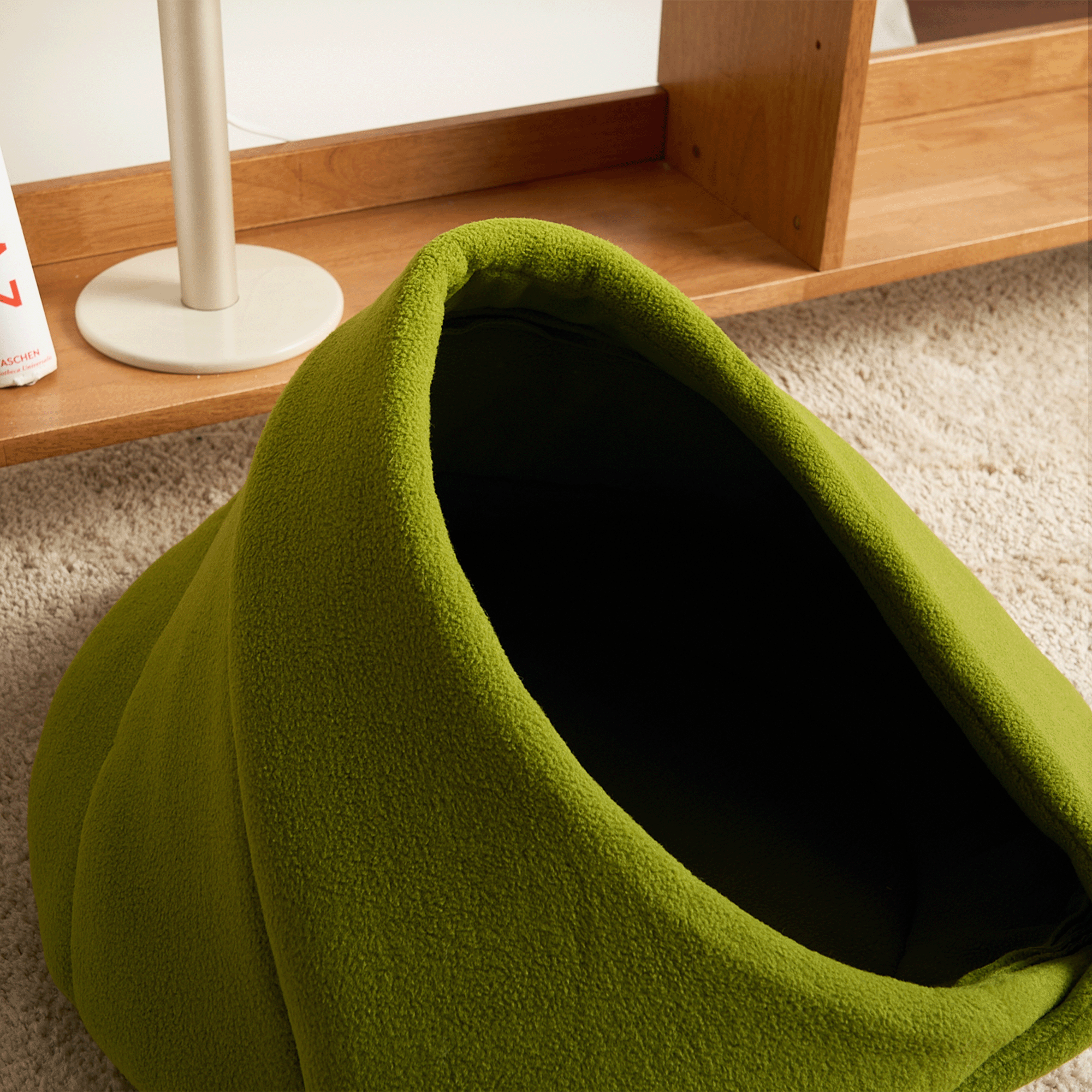 Grüne Fleece-Katzenhöhle, gemütlicher Rückzugsort für Katzen, modernes Design, weiches Material.