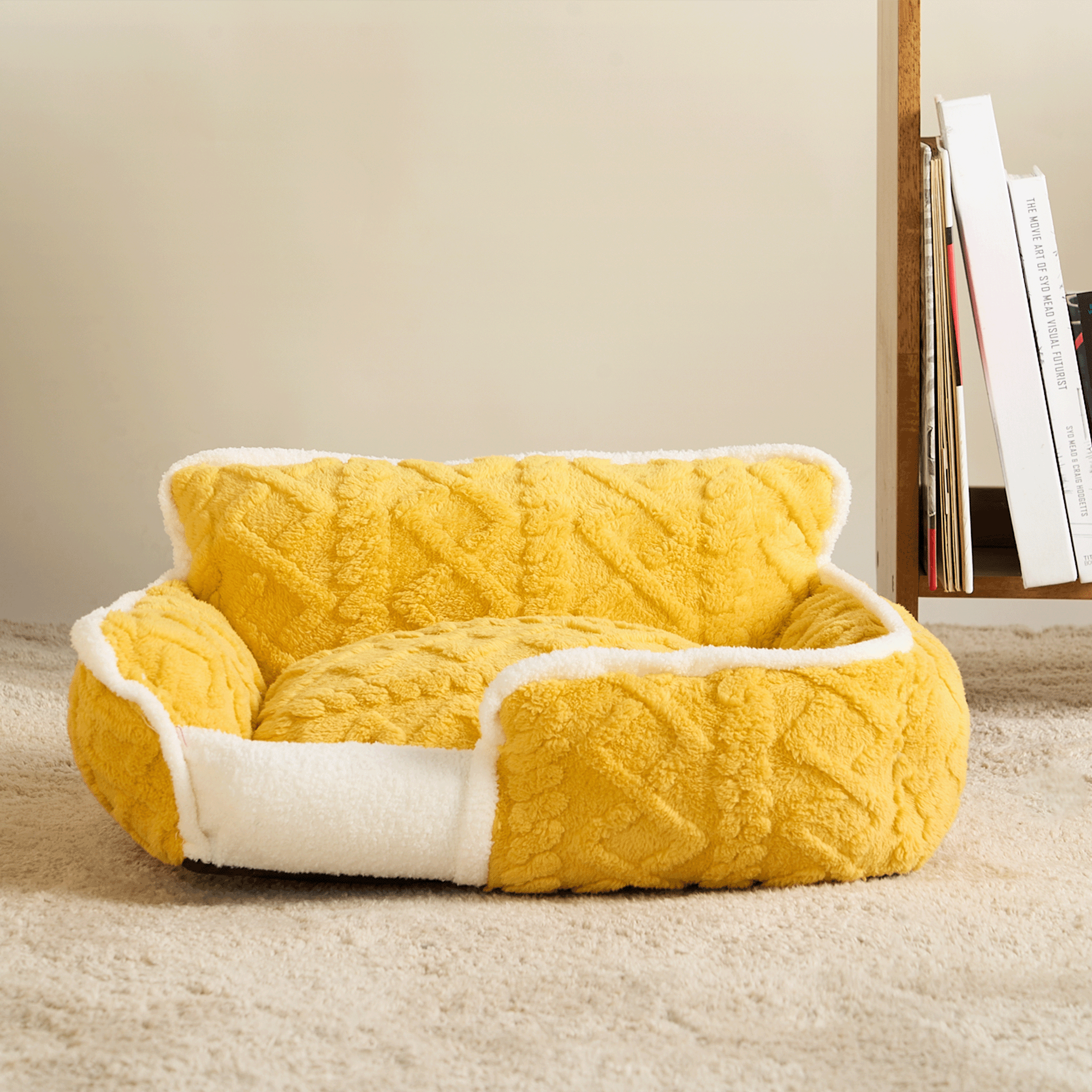 Gelbes, flauschiges Haustierbett aus Fleece, quadratisch, auf Teppich, ideal für Katzen und kleine Hunde.