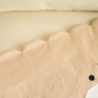 Beige Haustiermatte mit gewelltem Rand, Gouda-Design, rutschfest, waschbar.