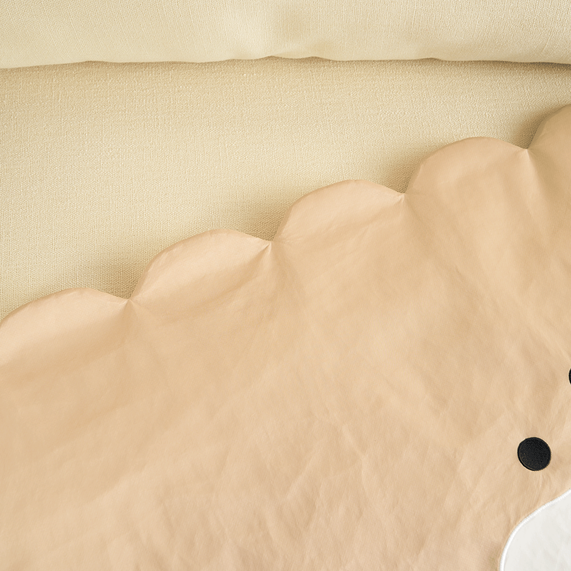 Beige Haustiermatte mit gewelltem Rand, Gouda-Design, rutschfest, waschbar.