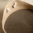 Handgefertigtes Katzenbett aus Weide, beige, mit Kordel-Details, gemütlich, langlebig.