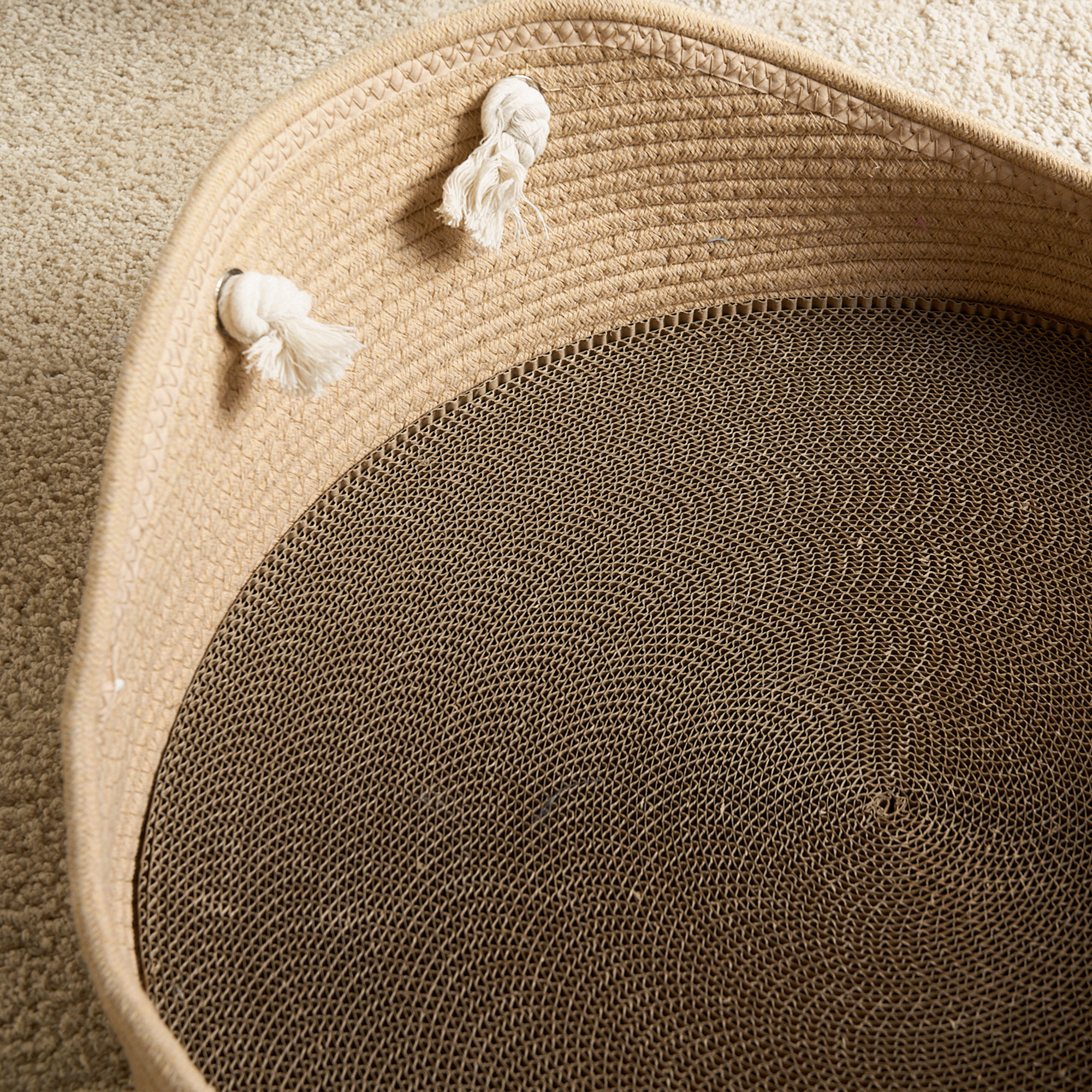 Handgefertigtes Katzenbett aus Weide, beige, mit Kordel-Details, gemütlich, langlebig.