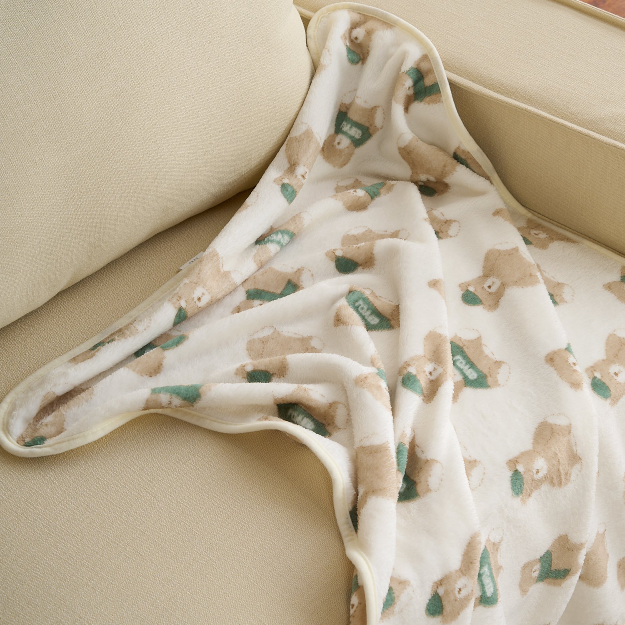 Kuscheldecke für Haustiere, beige mit Bärenmuster, weiches Fleece, ideal für Sofa oder Bett.