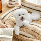 Weißer Hund auf gestreiftem, plüschigem Haustier-Sofa, gemütlich, ideal für Hunde und Katzen.