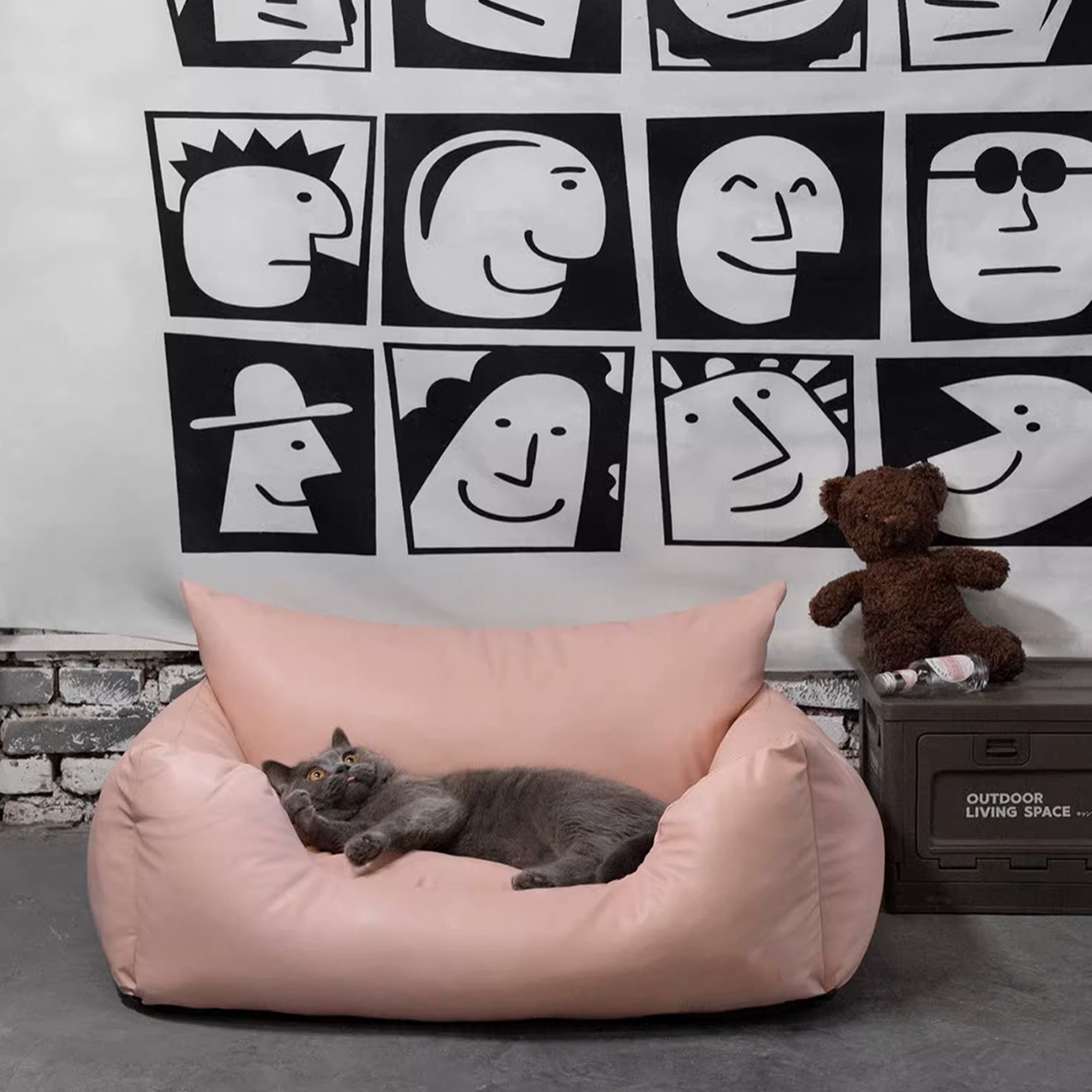 Wasserdichtes orthopädisches Haustiersofa in Rosa mit grauer Katze, modernes Design.