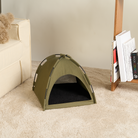 Grünes Katzentipi aus Stoff auf Teppich, modernes Design, gemütlicher Rückzugsort für Katzen.