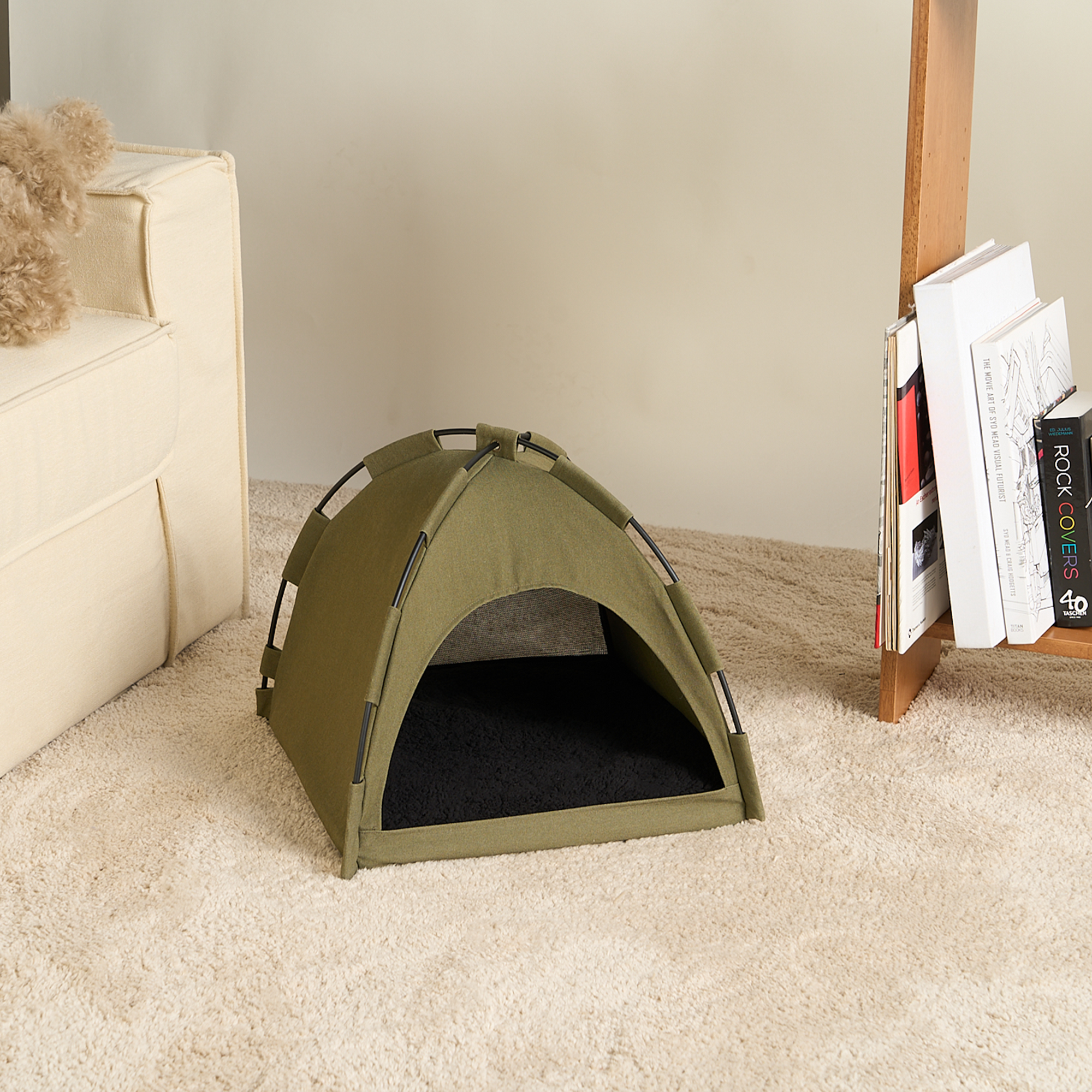 Grünes Katzentipi aus Stoff auf Teppich, modernes Design, gemütlicher Rückzugsort für Katzen.