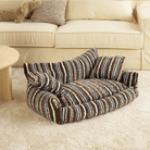 Gestreiftes Haustiersofa mit Kissen, braun-weiß, gemütlich, modernes Design, Wohnzimmer.