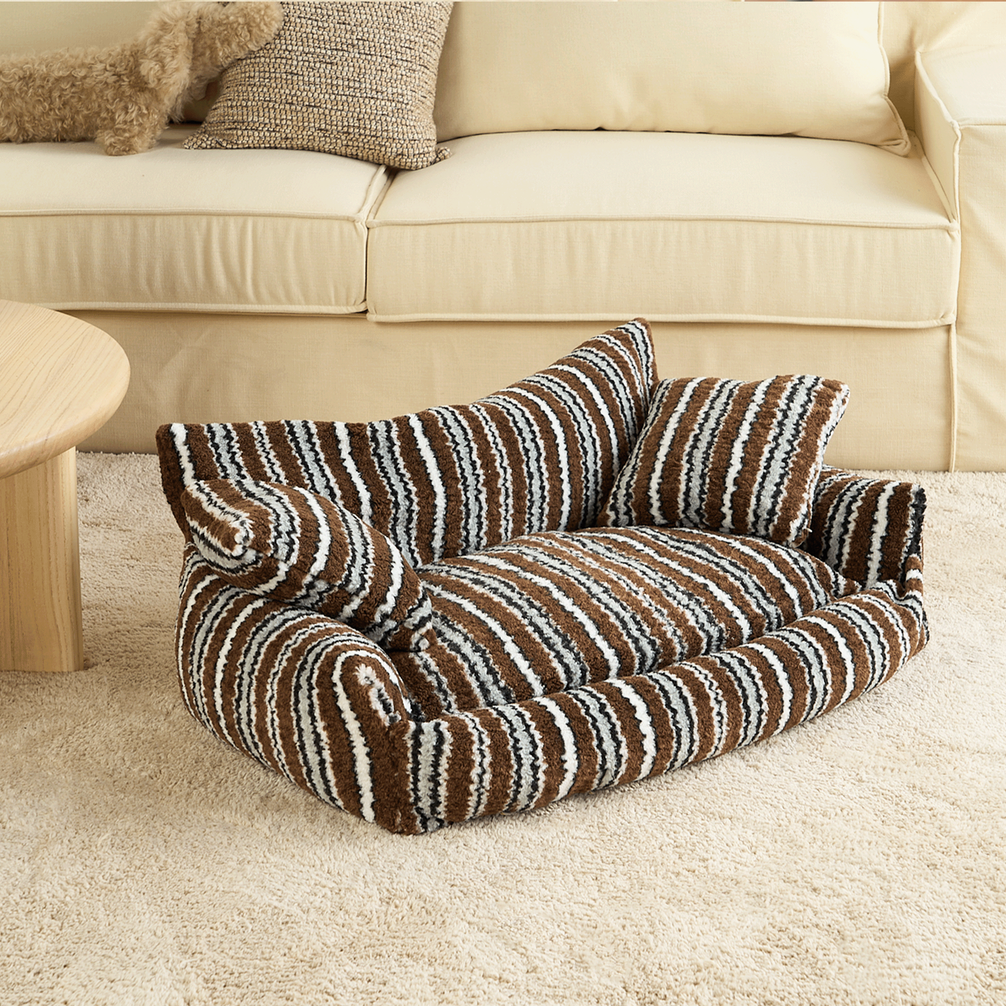 Gestreiftes Haustiersofa mit Kissen, braun-weiß, gemütlich, modernes Design, Wohnzimmer.