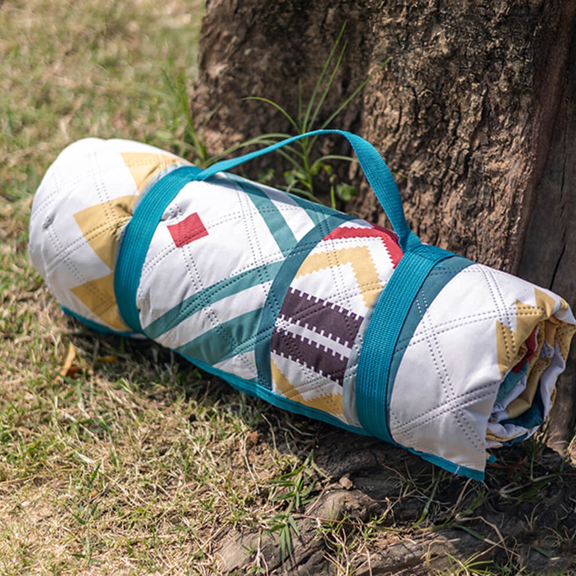 Marokkanische Outdoor-Picknickdecke, wasserdicht, faltbar, geometrisches Muster, aufgerollt.