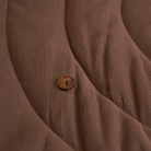 Braune Haustiermatte aus Stoff mit Knopfdetail, rutschfest, waschbar, für Hunde und Katzen.