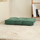 Grünes orthopädisches Schaumstoffbett, tragbar, auf Teppich, ideal für Haustiere.