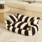 Gestreiftes Plüsch-Haustiersofa mit Kissen, braun-weiß, gemütlich, modernes Design.