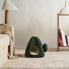 Kaktusförmiges Katzenbett aus grünem Stoff, gemütlich, modern, für Haustiere, Wohnzimmer.