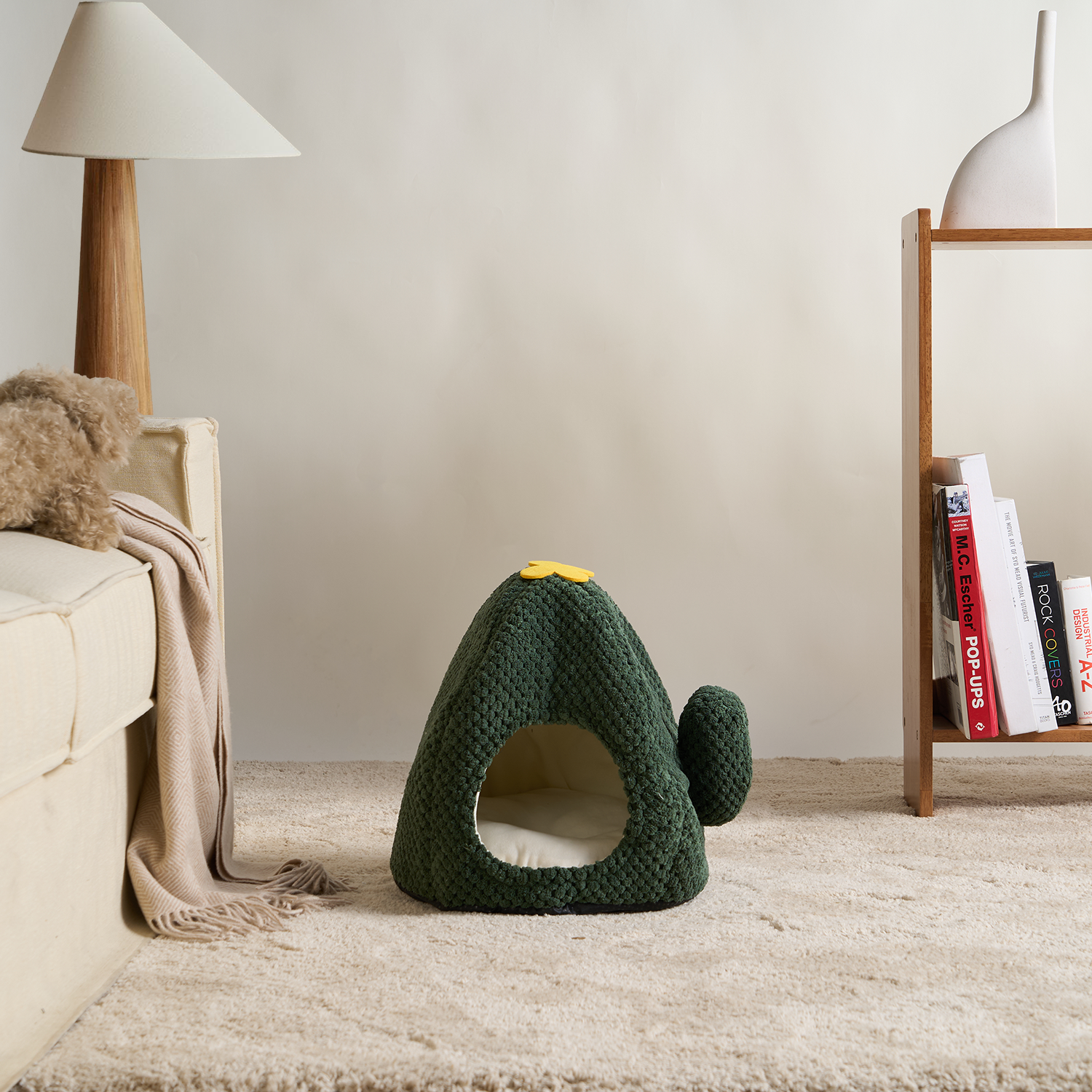 Kaktusförmiges Katzenbett aus grünem Stoff, gemütlich, modern, für Haustiere, Wohnzimmer.