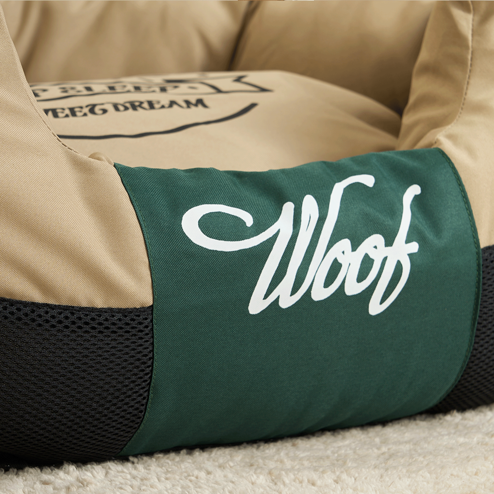Wasserfestes Hundebett, beige und grün, mit "Woof"-Aufdruck, ideal für Haustiere.