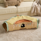 Katzentunnel faltbar beige, grün, orange, mit Federn, ideal für Spiel und Rückzug im Wohnzimmer.
