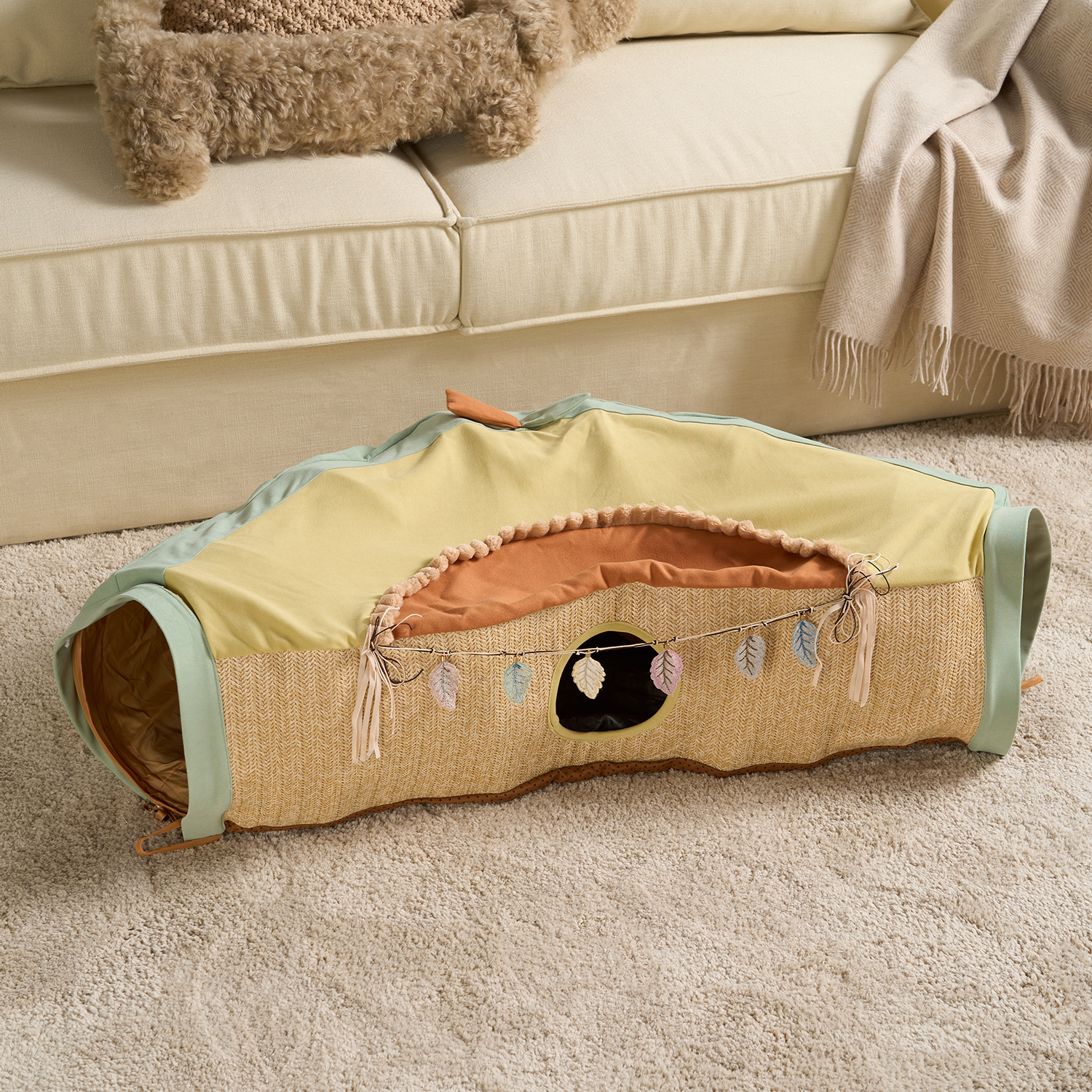Katzentunnel faltbar beige, grün, orange, mit Federn, ideal für Spiel und Rückzug im Wohnzimmer.