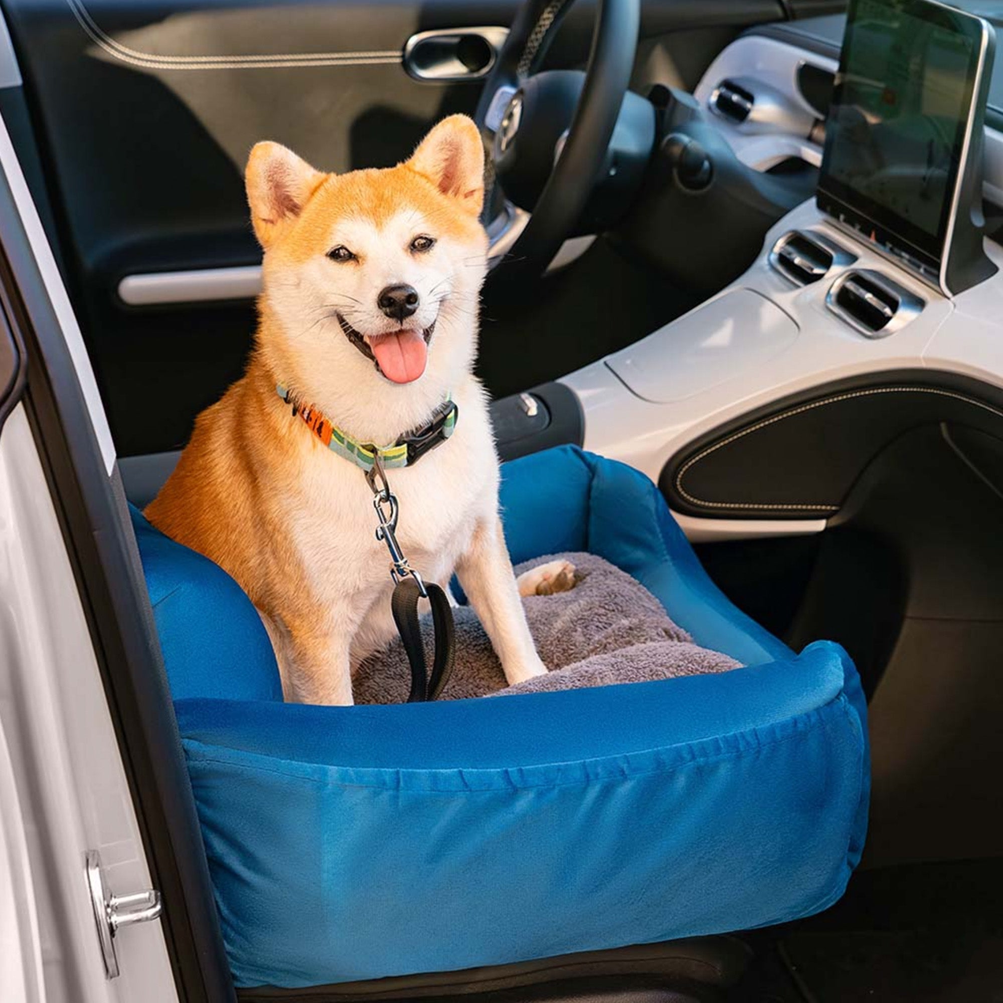 Großes blaues Hundebett im Auto, abnehmbar, Sicherheitsbett für Reisen mit Haustieren.