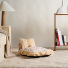 Beiges Haustierbett mit Kissen, Blumenmuster, gemütlich, dekorativ, Wohnzimmer, Hundebett.