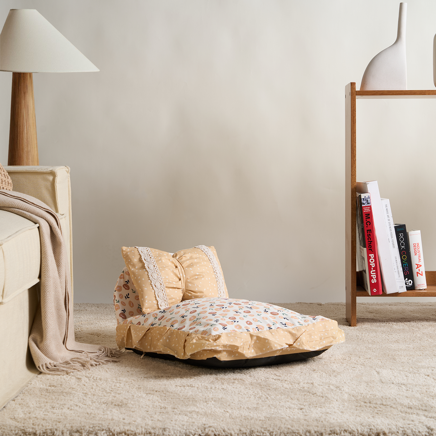 Beiges Haustierbett mit Kissen, Blumenmuster, gemütlich, dekorativ, Wohnzimmer, Hundebett.